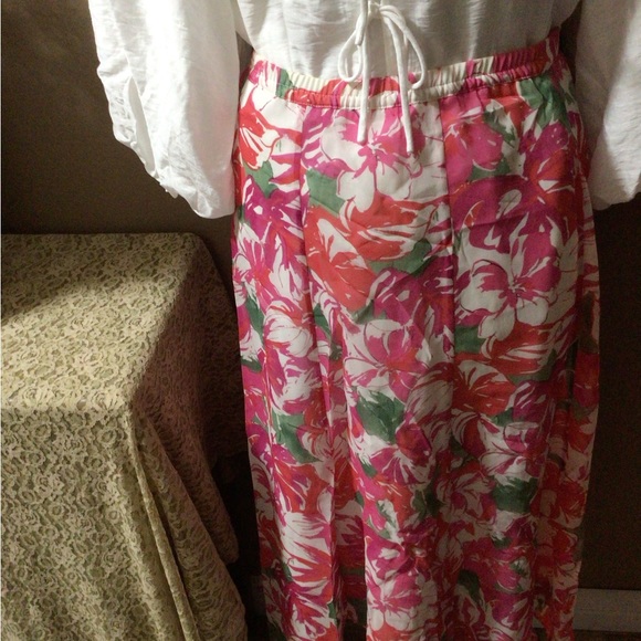 Drapers & Diamonds Petites  FLORAL SKIRT - Picture 3 of 11